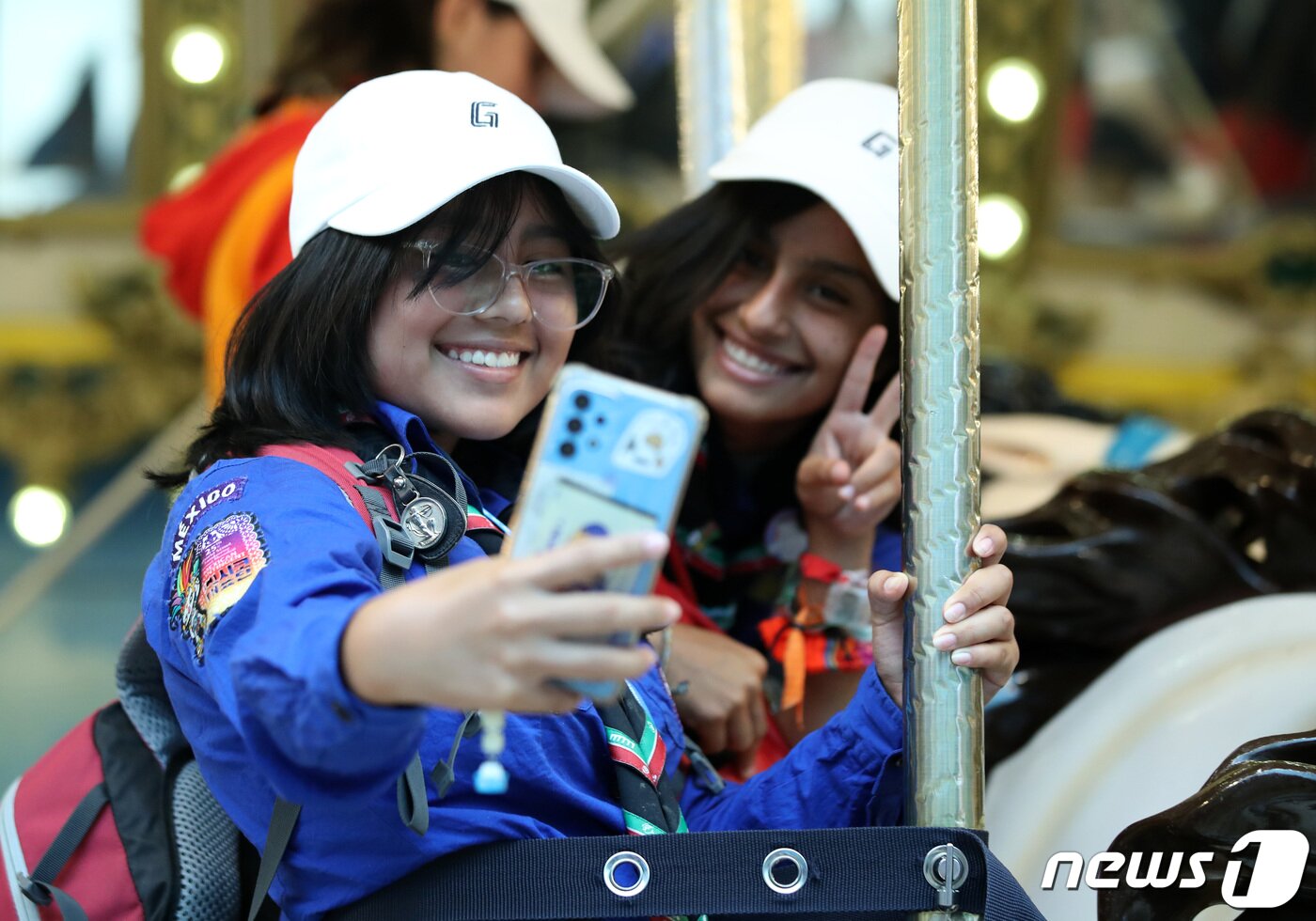 본문 이미지 - 2023 세계스카우트잼버리에 참가한 멕시코 스카우트 대원들이 10일 오전 서울 송파구 롯데월드어드벤처에서 놀이기구를 타며 즐거운 시간을 보내고 있다. 2023.8.10/뉴스1 ⓒ News1 구윤성 기자