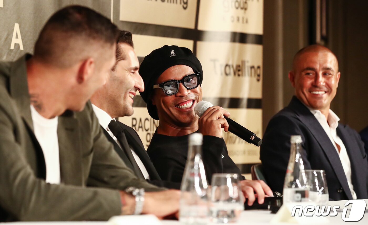 본문 이미지 - 브라질 축구 레전드 호나우지뉴가 10일 오전 서울 영등포구 페어몬트 앰배서더 서울에서 열린 라싱시티그룹 초청 축구 레전드 3인 기자회견에서 취재진의 질의에 답변하고 있다. 왼쪽부터 마르코 마테라치, 라싱시티그룹 공동창립자 모리스 파그니엘로, 호나우지뉴, 파비고 칸나바로. 2023.8.10/뉴스1 ⓒ News1 김민지 기자