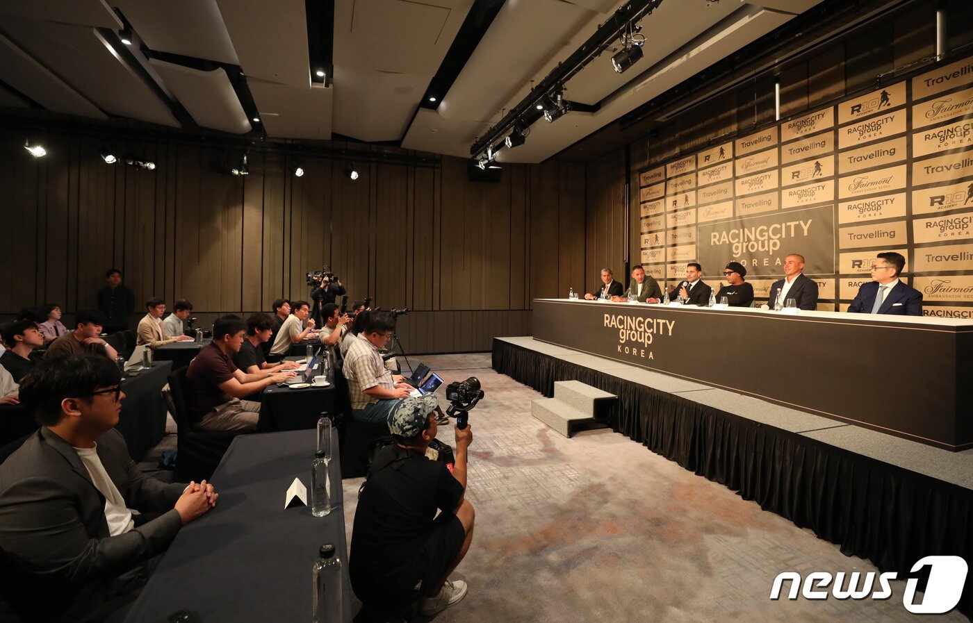본문 이미지 - 10일 오전 서울 영등포구 페어몬트 앰배서더 서울에서 라싱시티그룹 초청 축구 레전드 3인 기자회견이 열리고 있다. 이 자리에는 이탈리아 축구 전설 마르코 마테라치, 파비고 칸나바로와 브라질 축구선수 호나우지뉴가 참석했다. 2023.8.10/뉴스1 ⓒ News1 김민지 기자