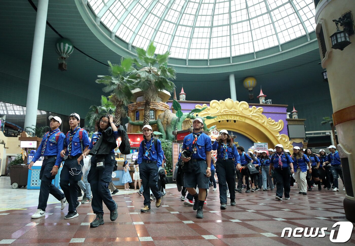 본문 이미지 - 2023 세계스카우트잼버리에 참가한 멕시코 스카우트 대원들이 10일 오전 서울 송파구 롯데월드어드벤처에서 놀이기구를 타기 위해 입장하고 있다. 2023.8.10/뉴스1 ⓒ News1 구윤성 기자
