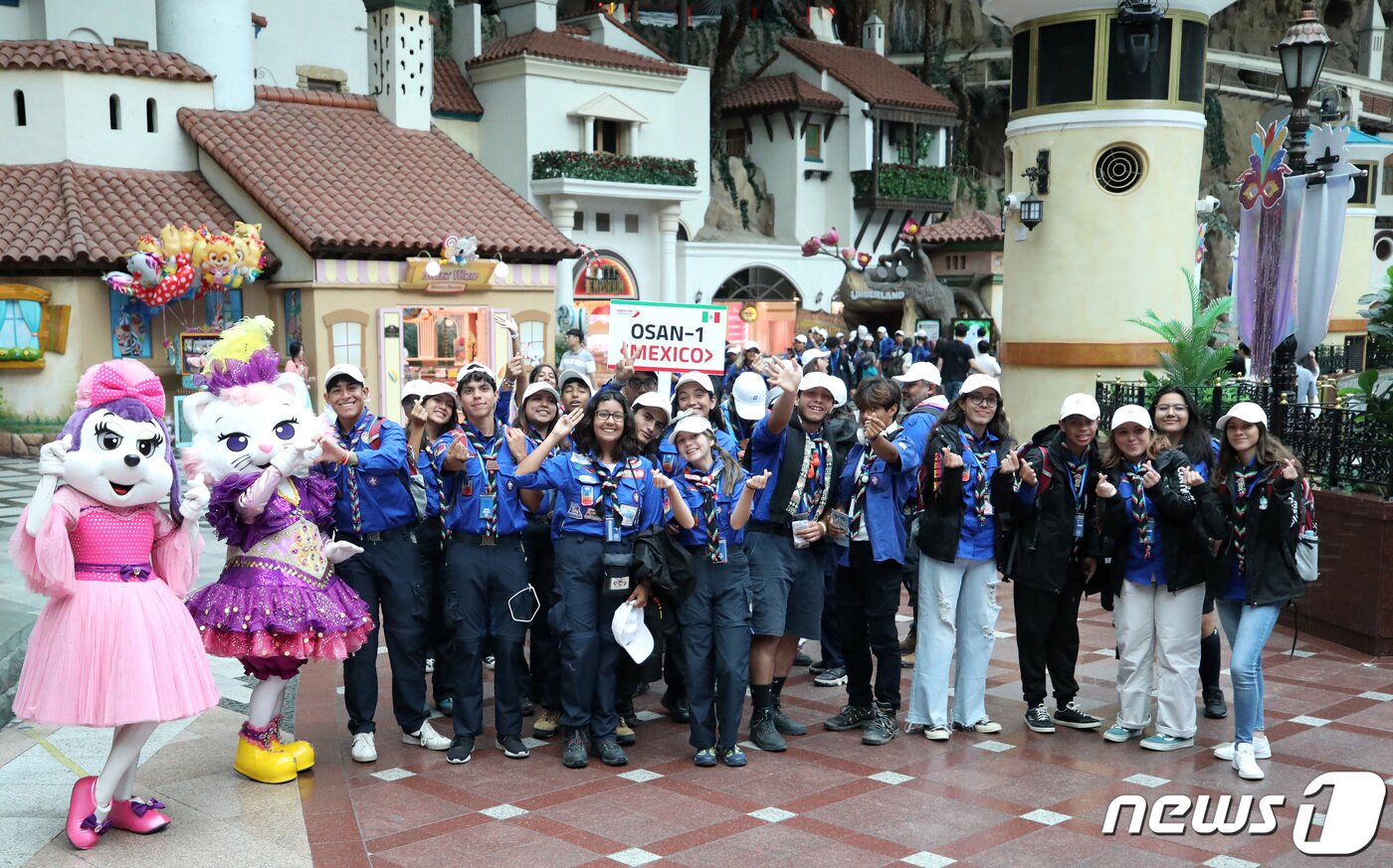 본문 이미지 - 2023 세계스카우트잼버리에 참가한 멕시코 스카우트 대원들이 10일 오전 서울 송파구 롯데월드어드벤처에서 손 흔들어 인사하고 있다. 2023.8.10/뉴스1 ⓒ News1 구윤성 기자