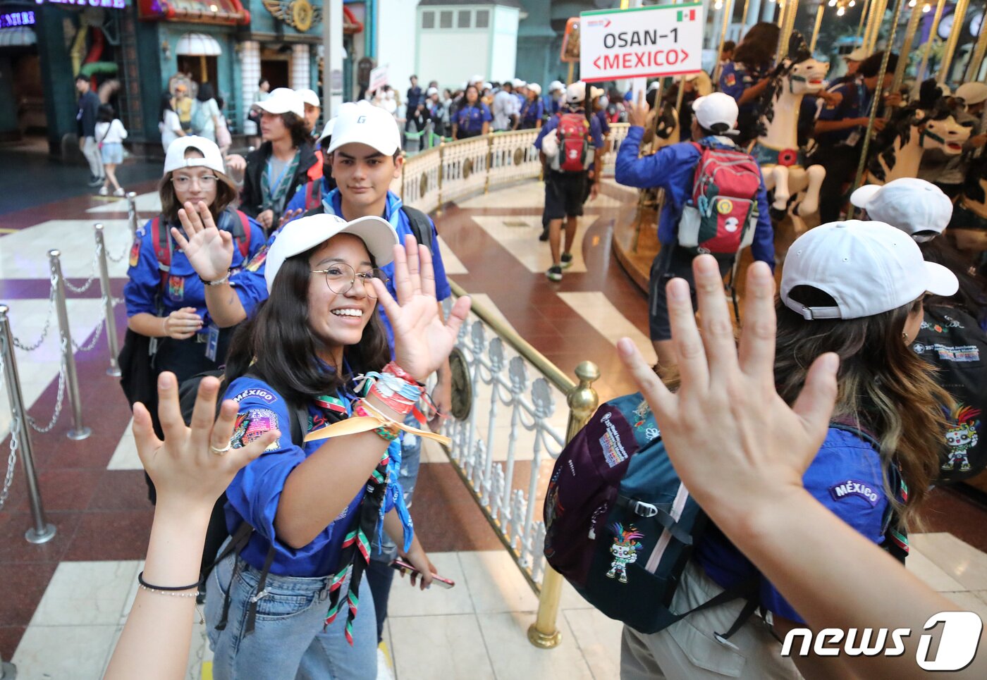 본문 이미지 - 2023 세계스카우트잼버리에 참가한 멕시코 스카우트 대원들이 10일 오전 서울 송파구 롯데월드어드벤처에서 놀이기구를 타기 위해 입장하고 있다. 2023.8.10/뉴스1 ⓒ News1 구윤성 기자