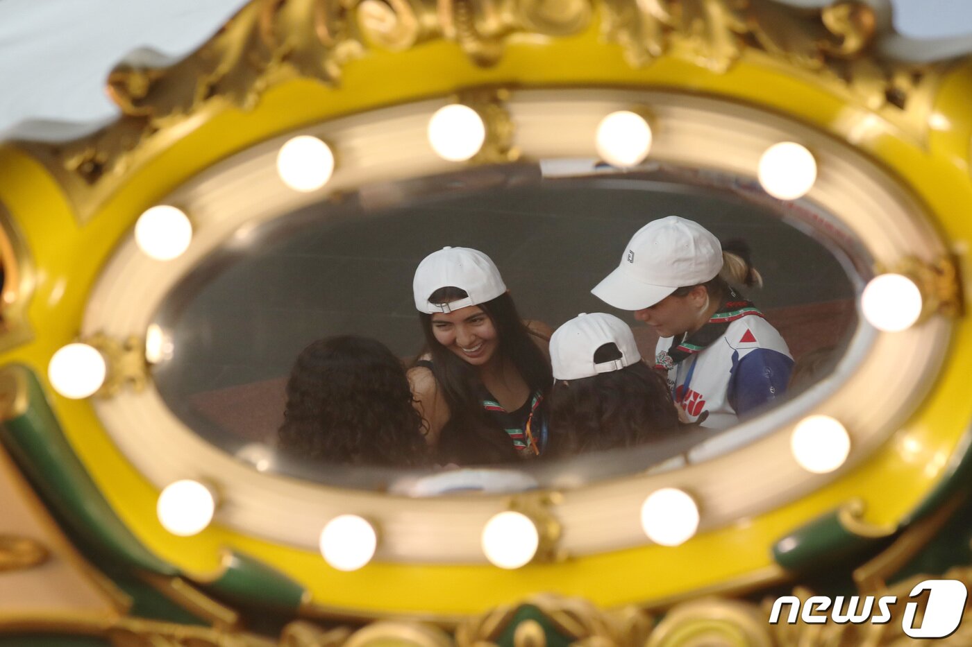 본문 이미지 - 2023 세계스카우트잼버리에 참가한 멕시코 스카우트 대원들이 10일 오전 서울 송파구 롯데월드어드벤처에서 놀이기구를 타기 위해 대기하고 있다. 2023.8.10/뉴스1 ⓒ News1 구윤성 기자