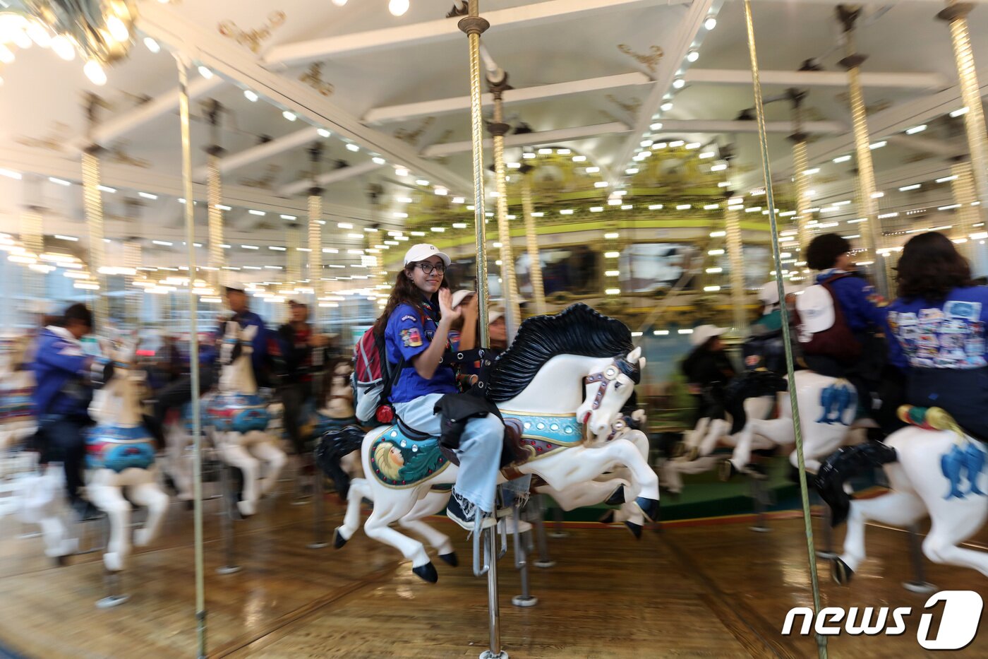본문 이미지 - 2023 세계스카우트잼버리에 참가한 멕시코 스카우트 대원들이 10일 오전 서울 송파구 롯데월드어드벤처에서 놀이기구를 타며 즐거운 시간을 보내고 있다. 2023.8.10/뉴스1 ⓒ News1 구윤성 기자