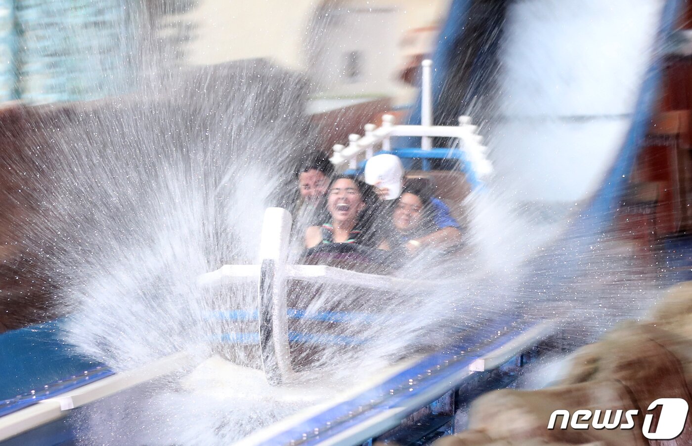 본문 이미지 - 2023 세계스카우트잼버리에 참가한 멕시코 스카우트 대원들이 10일 오전 서울 송파구 롯데월드어드벤처에서 놀이기구를 타며 즐거운 시간을 보내고 있다. 2023.8.10/뉴스1 ⓒ News1 구윤성 기자