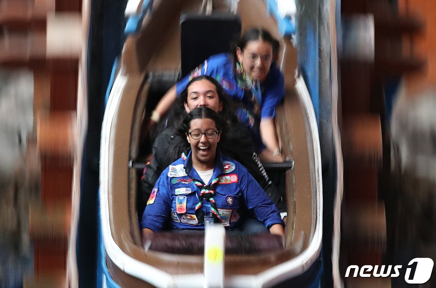본문 이미지 - 2023 세계스카우트잼버리에 참가한 멕시코 스카우트 대원들이 10일 오전 서울 송파구 롯데월드어드벤처에서 놀이기구를 타며 즐거운 시간을 보내고 있다. 2023.8.10/뉴스1 ⓒ News1 구윤성 기자