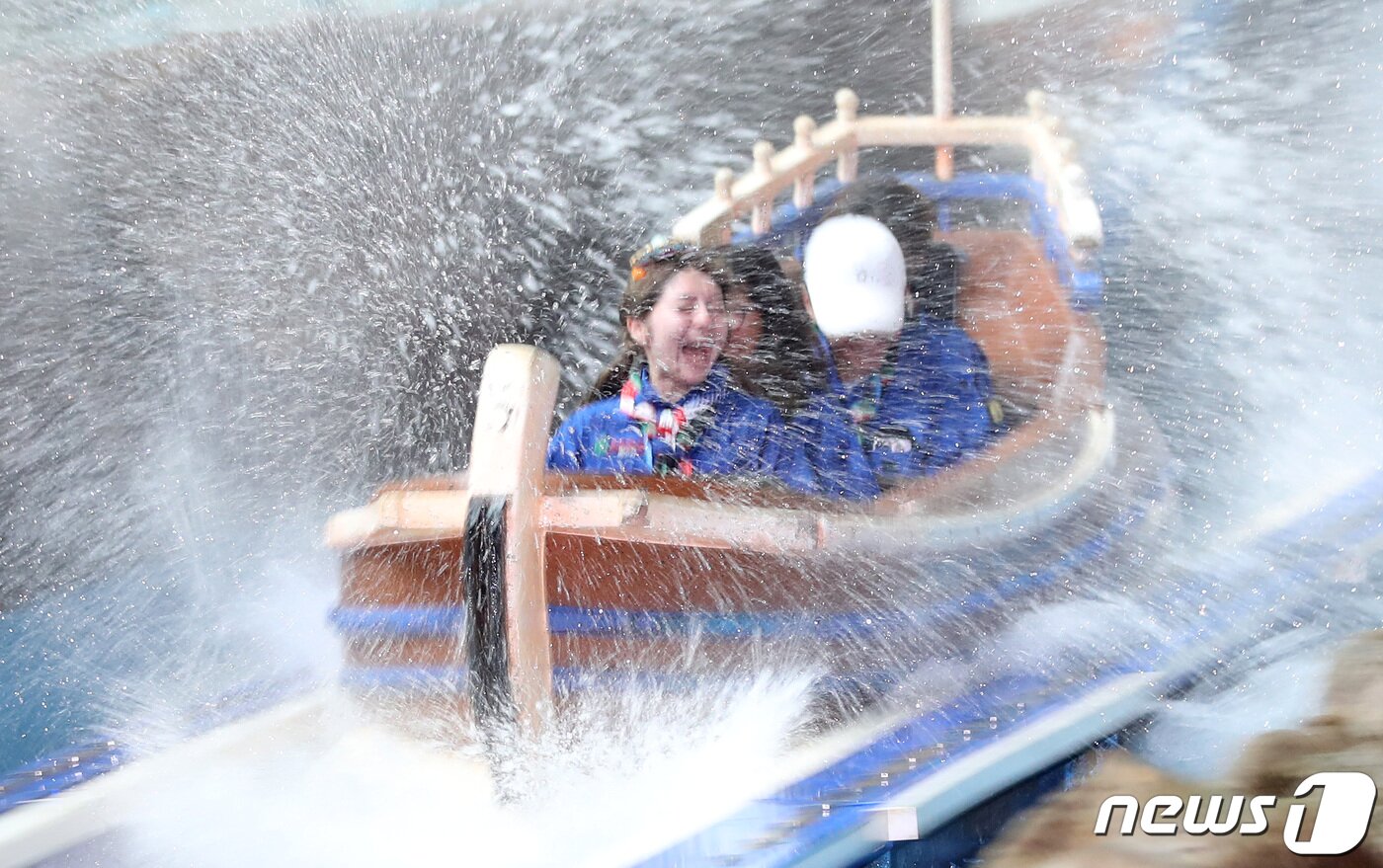 본문 이미지 - 2023 세계스카우트잼버리에 참가한 멕시코 스카우트 대원들이 10일 오전 서울 송파구 롯데월드어드벤처에서 놀이기구를 타며 즐거운 시간을 보내고 있다. 2023.8.10/뉴스1 ⓒ News1 구윤성 기자