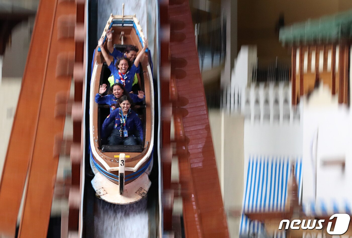 본문 이미지 - 2023 세계스카우트잼버리에 참가한 멕시코 스카우트 대원들이 10일 오전 서울 송파구 롯데월드어드벤처에서 놀이기구를 타며 즐거운 시간을 보내고 있다. 2023.8.10/뉴스1 ⓒ News1 구윤성 기자