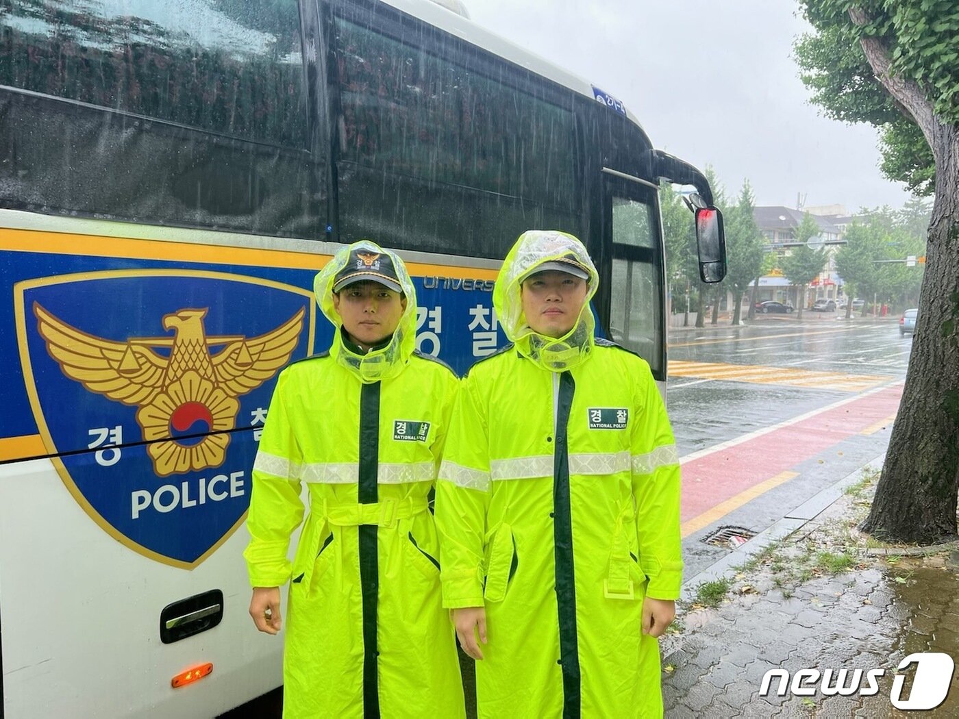 본문 이미지 - 경남경찰청 2기동대 소속 홍준성 경장과 박준희 경위&#40;왼쪽부터&#41;.&#40;경남경찰청 제공&#41;