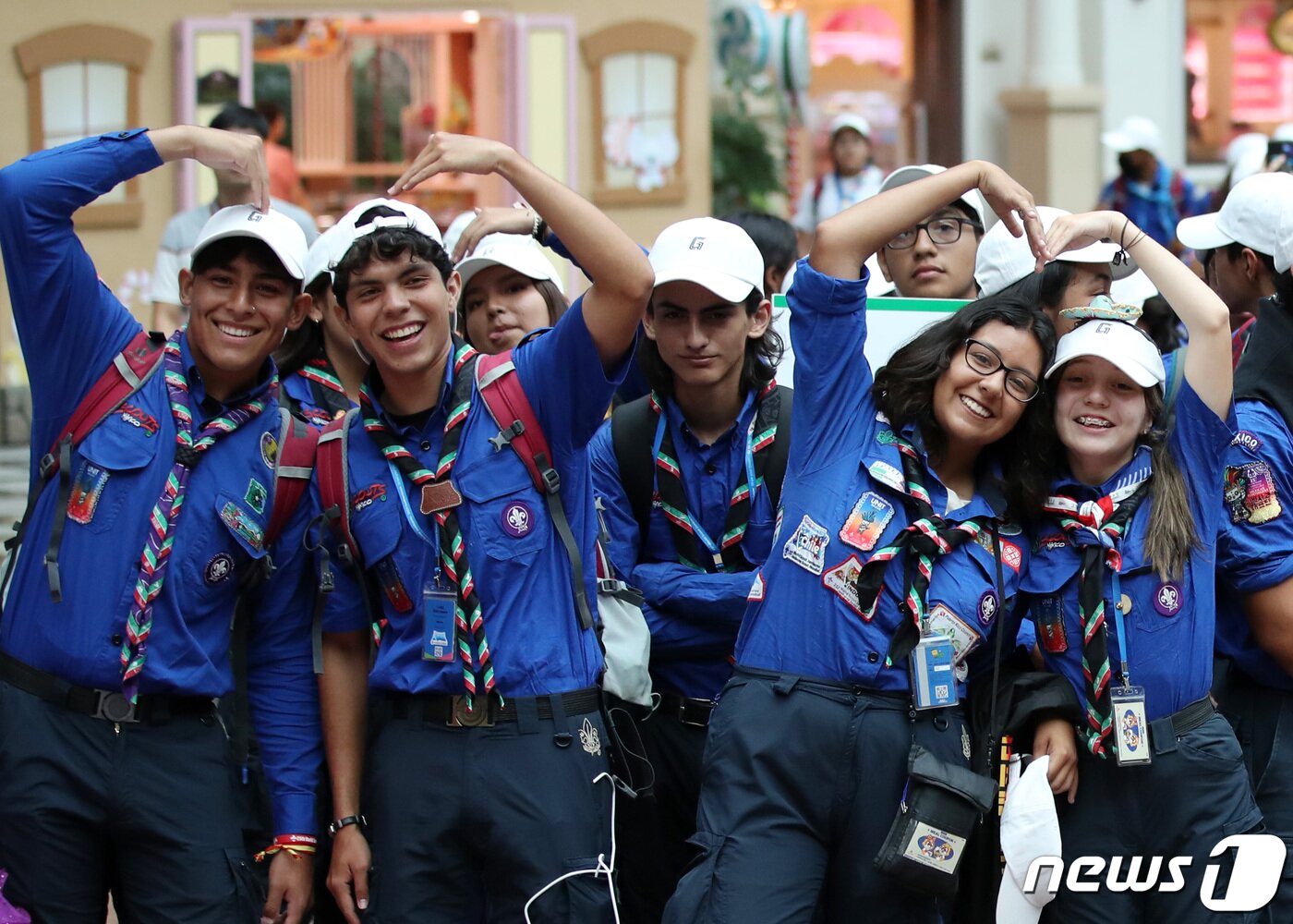 본문 이미지 - 2023 세계스카우트잼버리에 참가한 멕시코 스카우트 대원들이 10일 오전 서울 송파구 롯데월드어드벤처에서 취재진에게 하트를 그리며 인사하고 있다. 2023.8.10/뉴스1 ⓒ News1 구윤성 기자