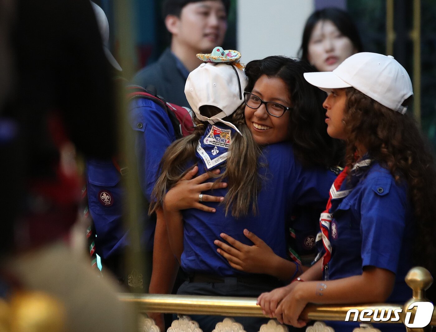 본문 이미지 - 2023 세계스카우트잼버리에 참가한 멕시코 스카우트 대원들이 10일 오전 서울 송파구 롯데월드어드벤처에서 놀이기구를 타기 위해 대기하며 서로 포옹하고 있다. 2023.8.10/뉴스1 ⓒ News1 구윤성 기자