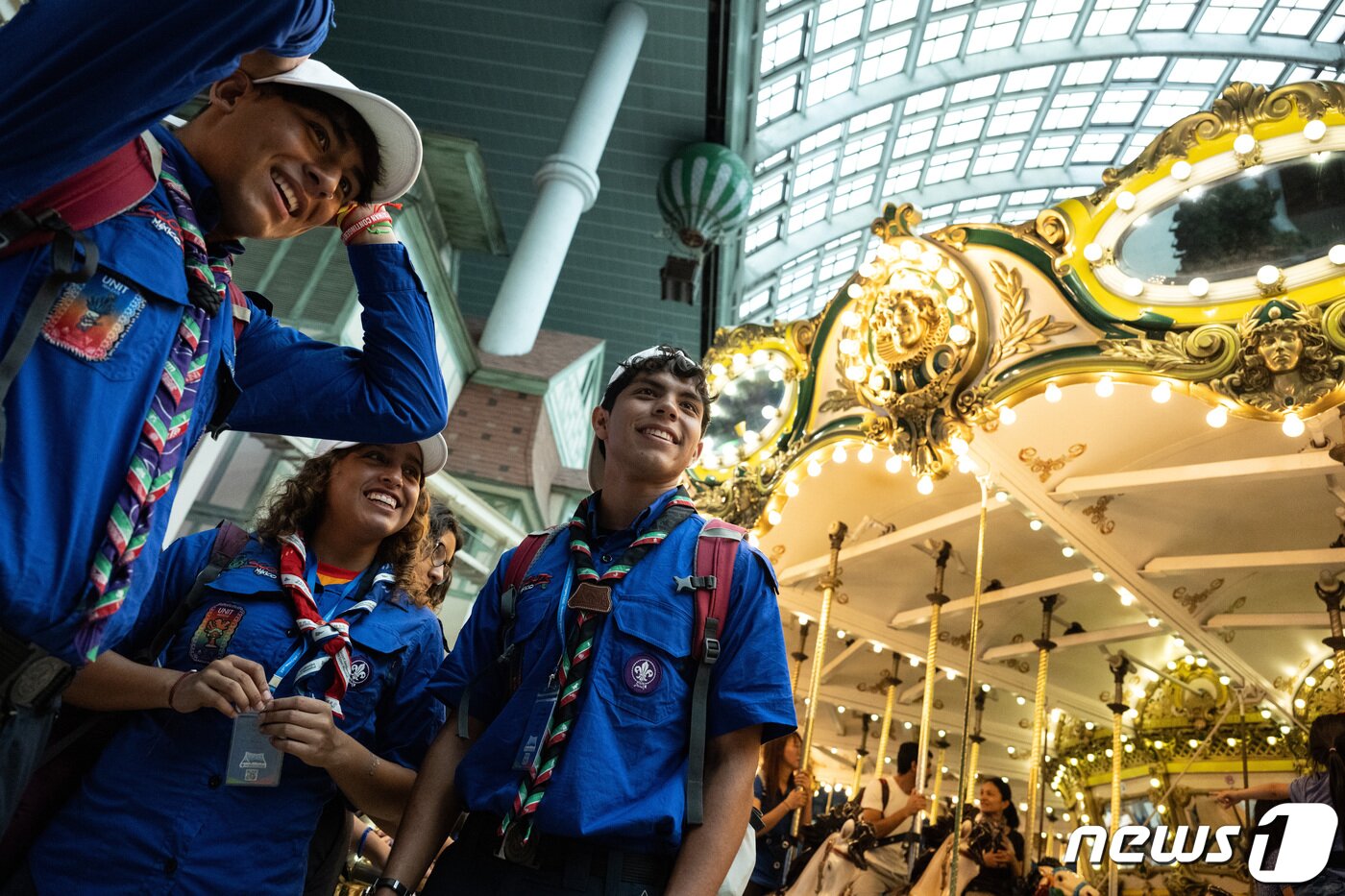 본문 이미지 - 2023 세계스카우트잼버리에 참가한 멕시코 스카우트 대원들이 10일 오전 서울 송파구 롯데월드어드벤처에서 놀이기구를 타기 위해 대기하고 있다. (공동취재) 2023.8.10/뉴스1 ⓒ News1 구윤성 기자