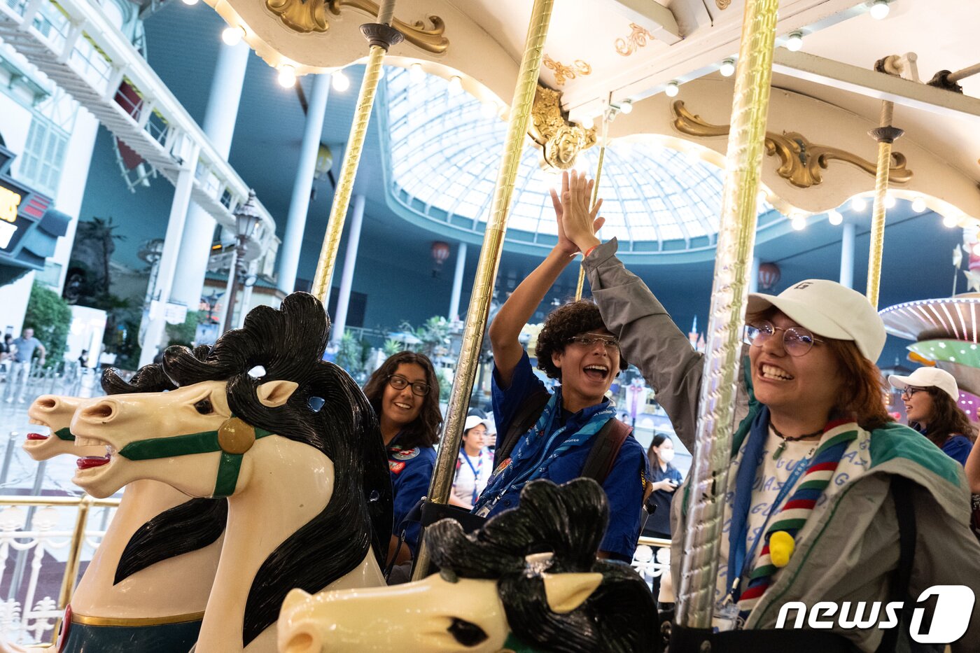 본문 이미지 - 2023 세계스카우트잼버리에 참가한 멕시코 스카우트 대원들이 10일 오전 서울 송파구 롯데월드어드벤처에서 놀이기구를 타며 즐거운 시간을 보내고 있다. (공동취재) 2023.8.10/뉴스1 ⓒ News1 구윤성 기자