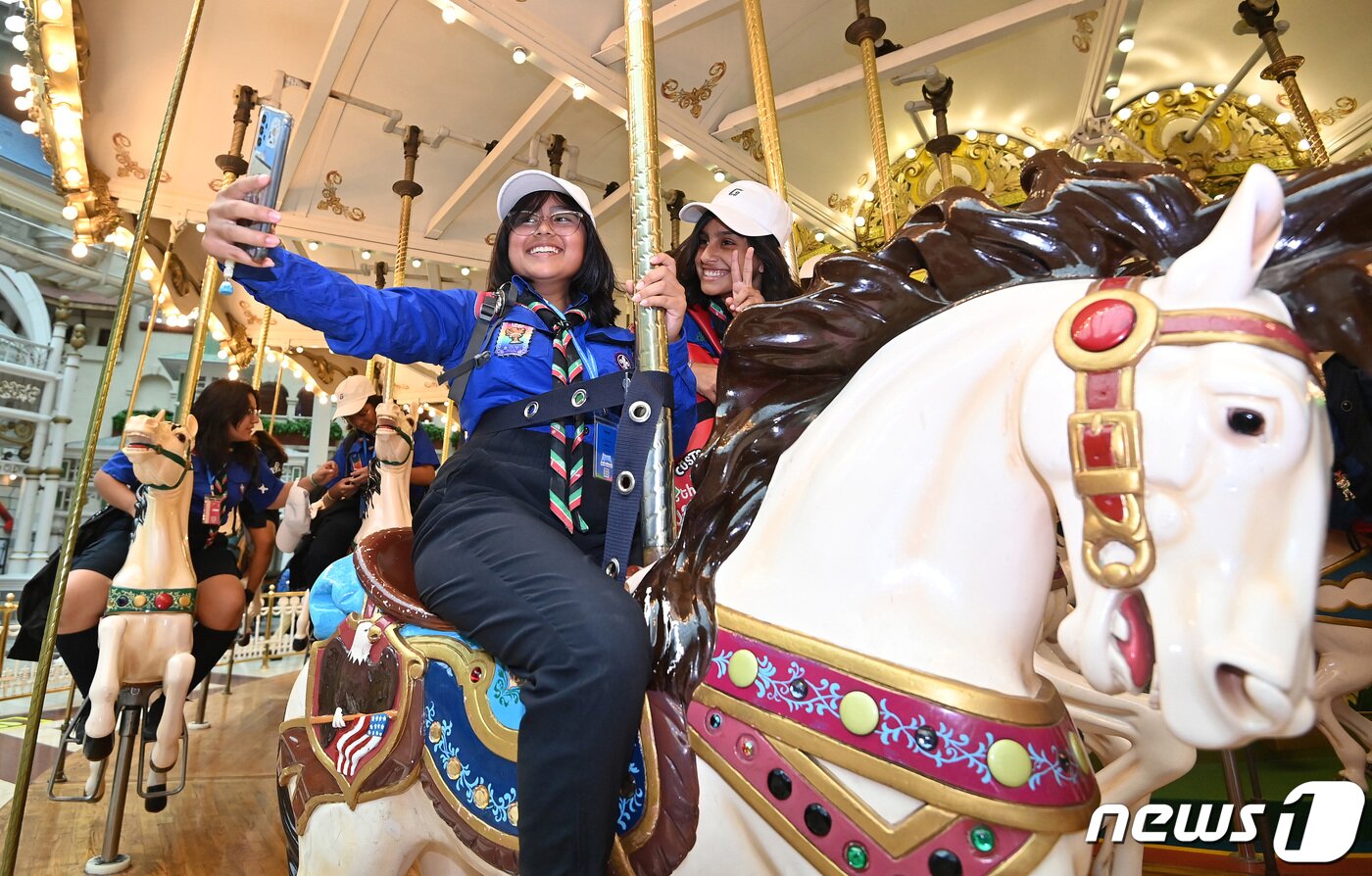 본문 이미지 - 2023 세계스카우트잼버리에 참가한 멕시코 스카우트 대원들이 10일 오전 서울 송파구 롯데월드어드벤처에서 놀이기구를 타며 즐거운 시간을 보내고 있다. (공동취재) 2023.8.10/뉴스1 ⓒ News1 구윤성 기자
