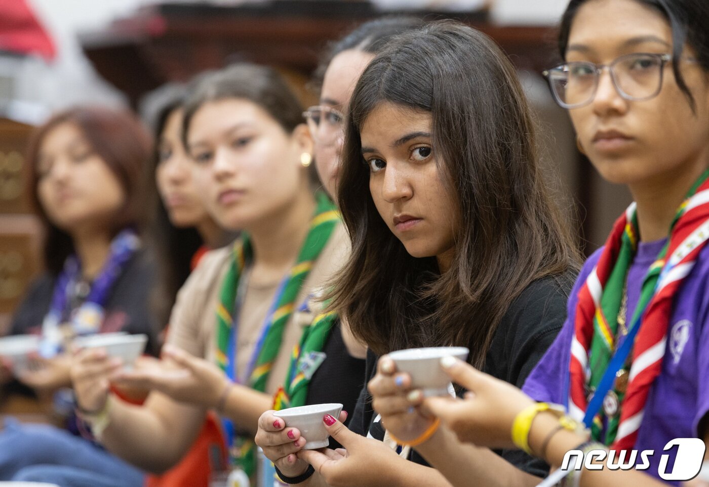 본문 이미지 - 볼리비아 스카우트 대원들이 10일 오전 경기도 팔달구 수원전통문화관 예절교육관에서 다도 체험을 하고 있다. 2023.8.10/뉴스1 ⓒ News1 이재명 기자