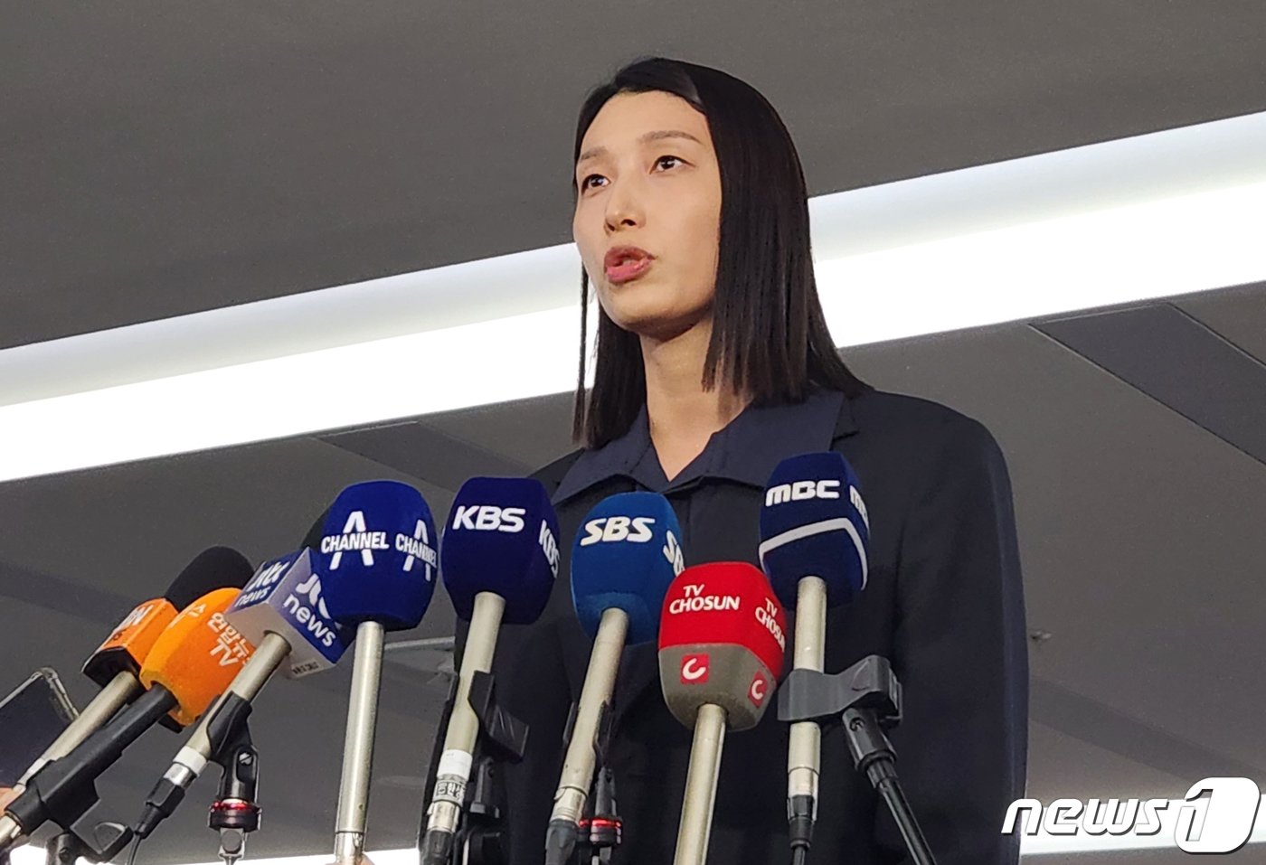 본문 이미지 - ‘배구 여제’ 김연경이 10일 서울 송파구 올림픽파크텔 대한체육회에서 열린 IOC 선수위원 후보선발과 관련한 평가위원회를 하기 앞서 취재진과 인터뷰를 하고 있다. 2023.8.10/뉴스1 ⓒ News1 이재상 기자