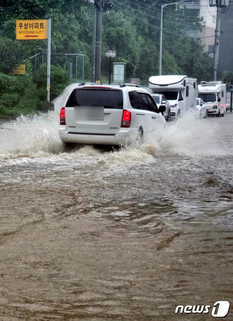 본문 이미지 - 지난해 8월 '카눈'의 영향으로 내린 집중호우로 강릉 시내가 물에 잠겨 있다.(뉴스1 DB) ⓒ News1 윤왕근 기자