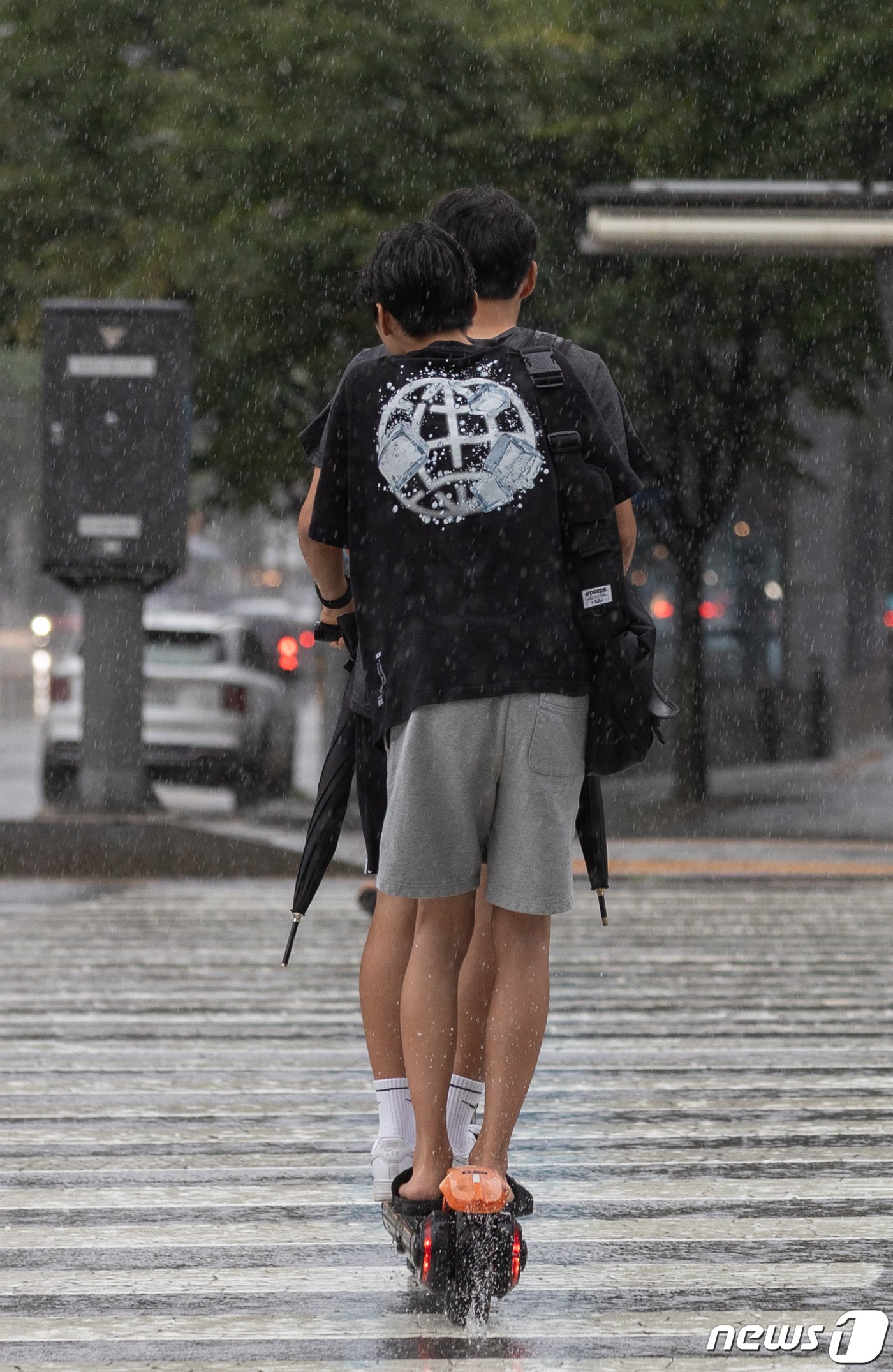 본문 이미지 - 거리에서 전동 킥보드를 탄 학생들이 위험한 운행을 하는 모습. /뉴스1 ⓒ News1 이재명 기자