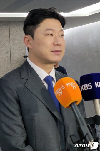 본문 이미지 - IOC 선수위원에 도전하는 진종오(사격)가 10일 서울 송파구 올림픽파크텔 대한체육회에서 열린 IOC 선수위원 후보선발과 관련한 평가위원회를 하기 앞서 취재진과 인터뷰를 하고 있다. 2023.8.10/뉴스1 ⓒ News1 이재상 기자