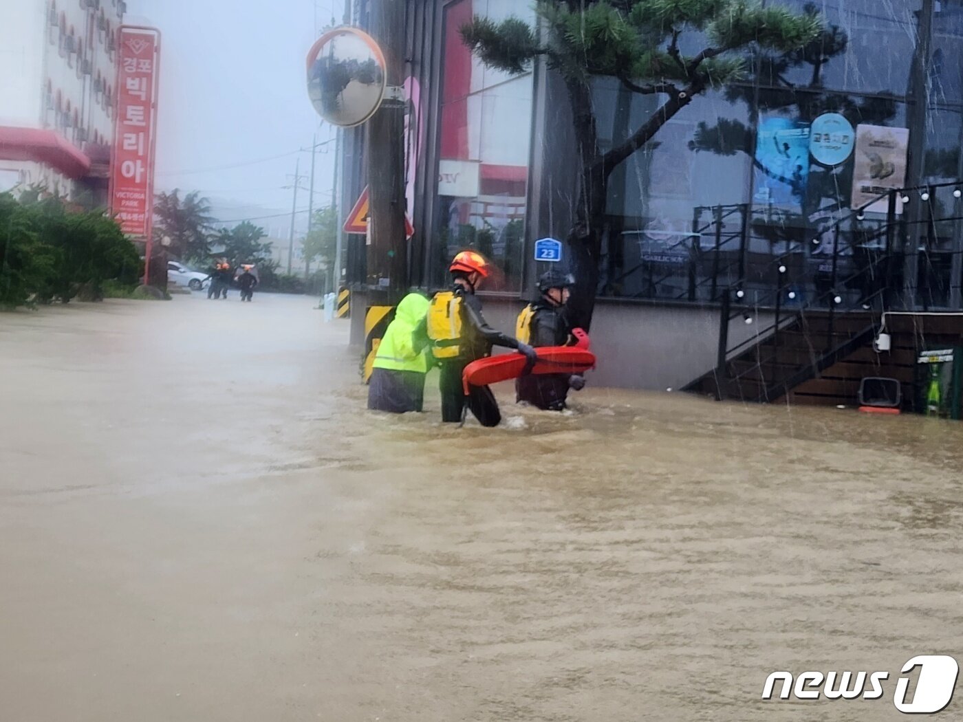 본문 이미지 - 10일 오전 북상 중인 제6호 태풍 '카눈'의 영향으로 폭우가 쏟아진 강원 강릉 경포진안상가 앞 도로가 침수돼 차량 통행이 통제됐다. 전날부터 이날 오후 2시까지 강릉지역 누적 강수량은 307.3㎜다. (강릉소방서 제공) 2023.8.10/뉴스1