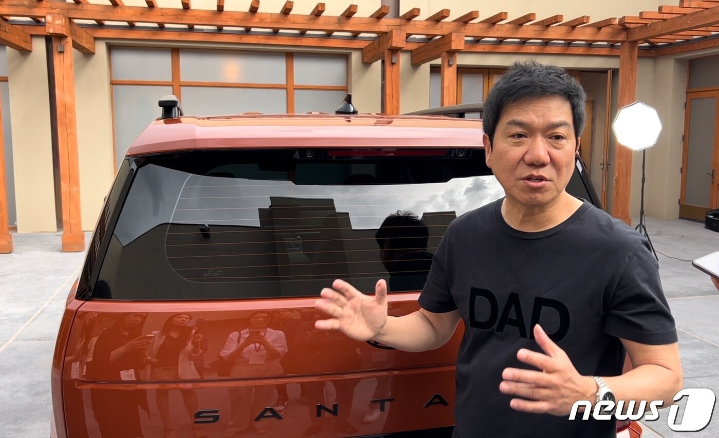 본문 이미지 -  미국 뉴멕시코주 샌타페이에서 신형 싼타페의 디자인 설명 중인 이상엽 현대디자인센터장 부사장.ⓒ 뉴스1 