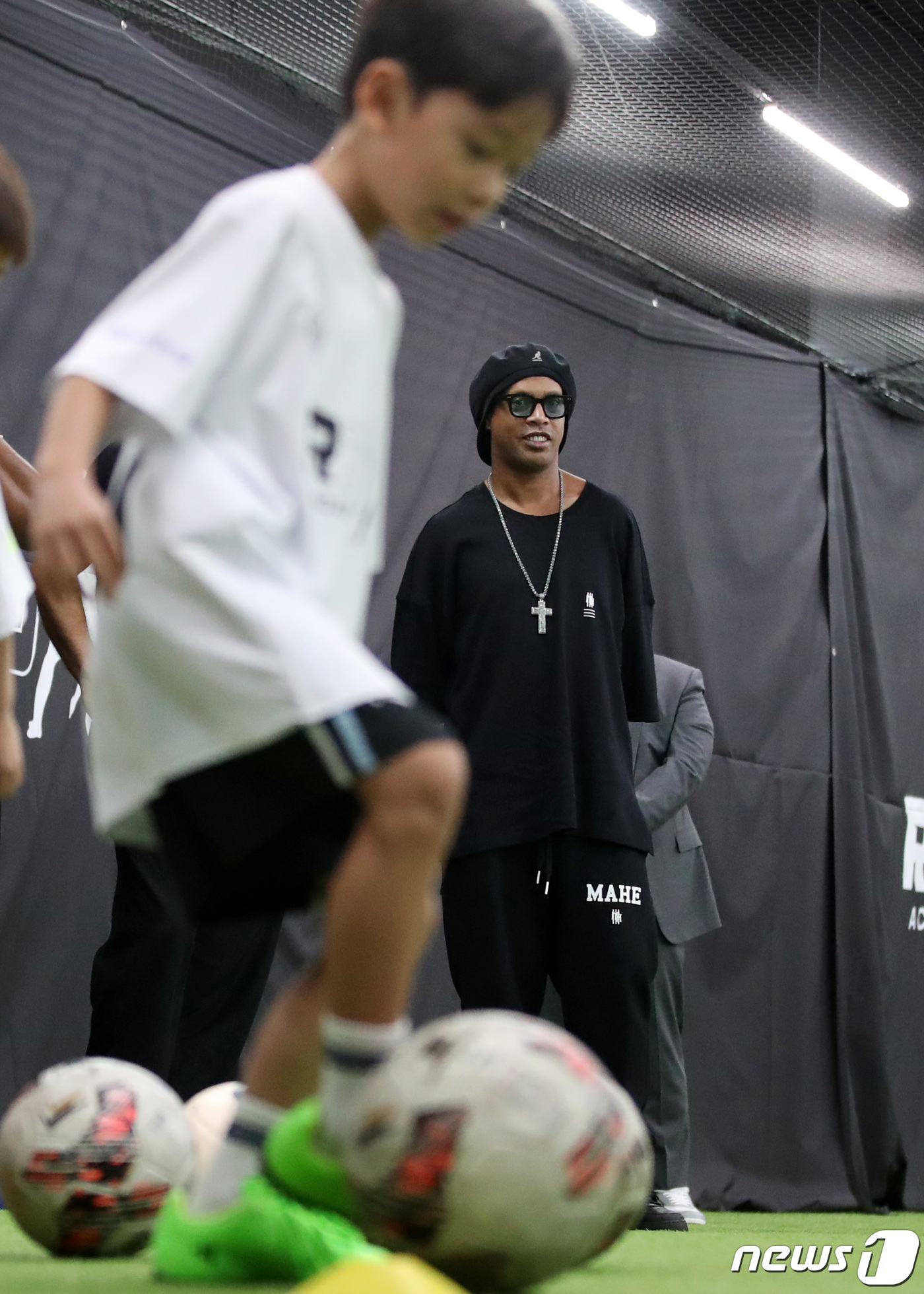 (서울=뉴스1) 김성진 기자 = 브라질 축구 스타 '외계인' 호나우지뉴가 10일 서울 송파구 문정동 플코짐에서 열린 유소년 축구 클리닉에 참석해 학생들의 훈련 모습을 지켜보고 있다 …