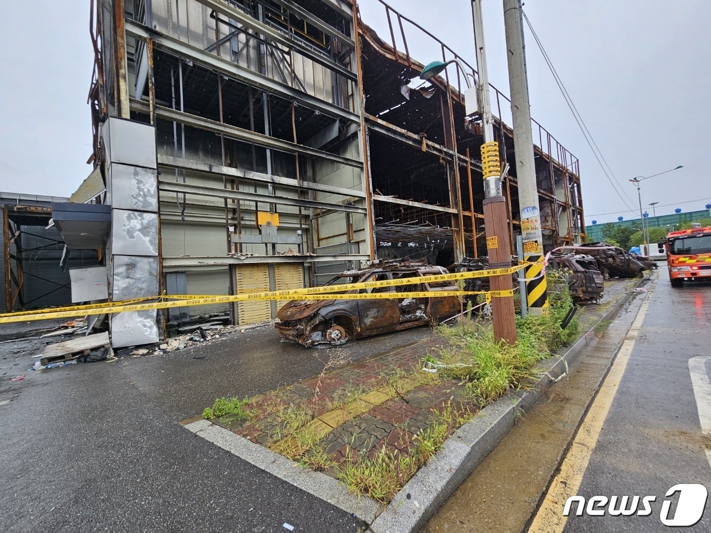 본문 이미지 - 10일 오전 9시19분께 인천시 서구 원창동 공장 구조물이 추락하려한다는 신고가 접수돼 소방대원들이 안전조치 했다. 인천은 이날 오후 3시 기준 태풍 카눈의 영향권에 들면서 많은 비가 내리고 있다. 피해접수 건수는 총 5건이다.(인천소방본부 제공)2023.8.10/뉴스1 ⓒ News1 박아론 기자
