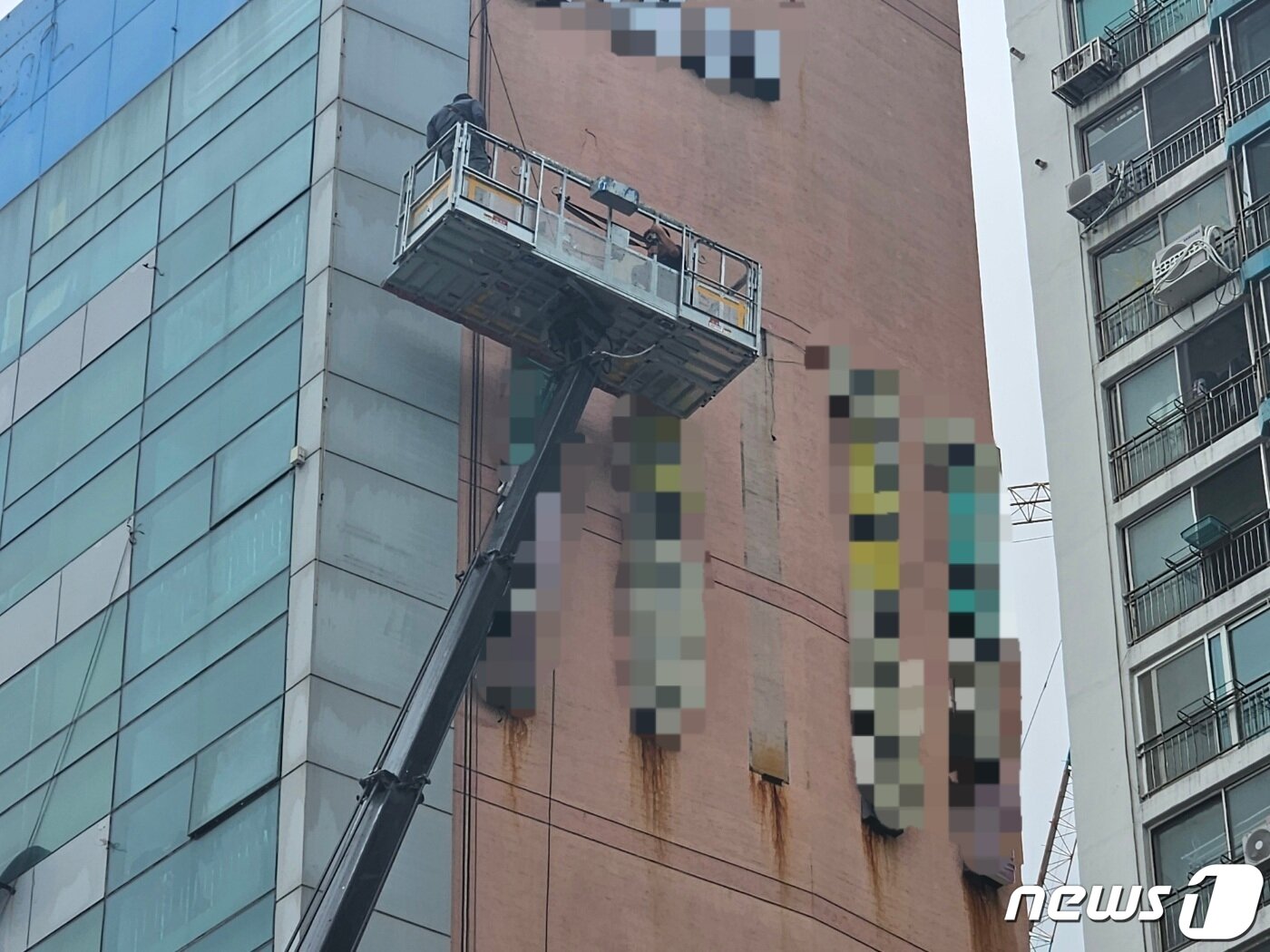 본문 이미지 - 10일 오후 부산 서구 송도해수욕장 인근 건물에서 강풍에 매달려 있던 간판이 철거되고 있다. /2023.8.10 뉴스1ⓒ News1 권영지 기자