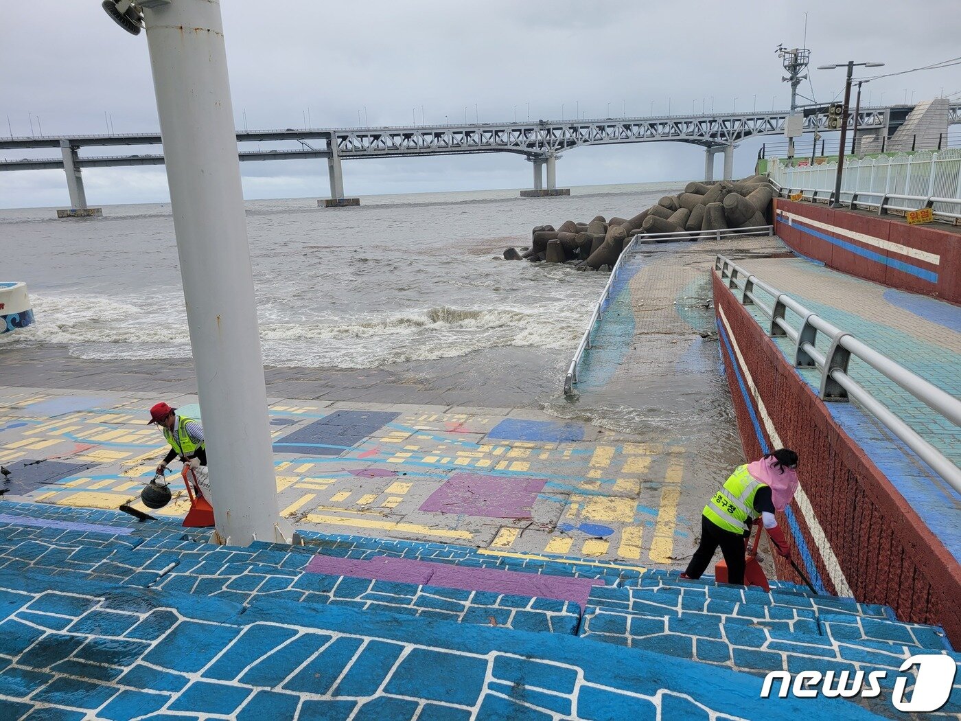 본문 이미지 - 10일 오후 민락수변공원에서 청소 작업이 진행 중이다.2023.8.10/뉴스1 ⓒ News1조아서 기자