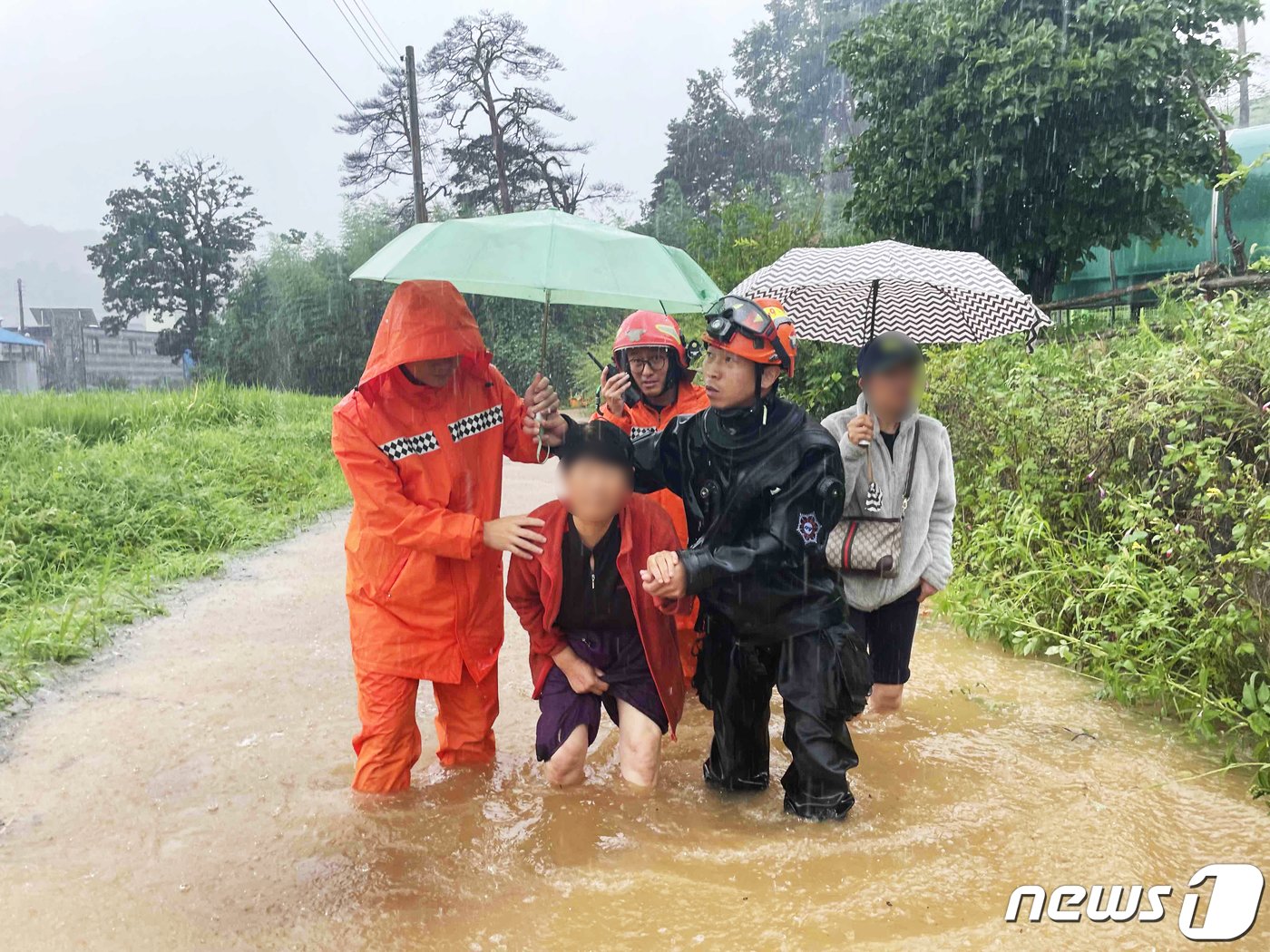 제6호 태풍 &#39;카눈&#39;이 한반도를 강타한 10일 오후 강원도 동해시 망상동에서 소방대원들이 시각장애인들을 대피시키고 있다. &#40;소방청 제공&#41; 2023.8.10/뉴스1