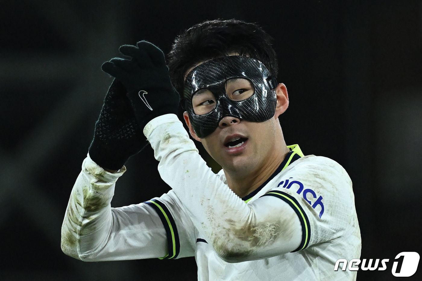 본문 이미지 - 마스크를 쓰고 뛰었던 손흥민 ⓒ AFP=뉴스1
