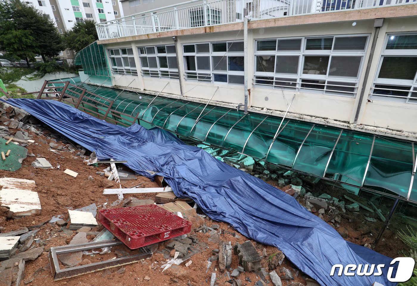 본문 이미지 - 제6호 태풍 '카눈'이 지나간 부산 금정구 금정중학교 인근 공장의 옹벽이 태풍의 영향으로 무너지며 유출된 토사가 학교로 쏟아져 교실 등이 파손돼 있다. 2023.8.10/뉴스1 ⓒ News1 윤일지 기자