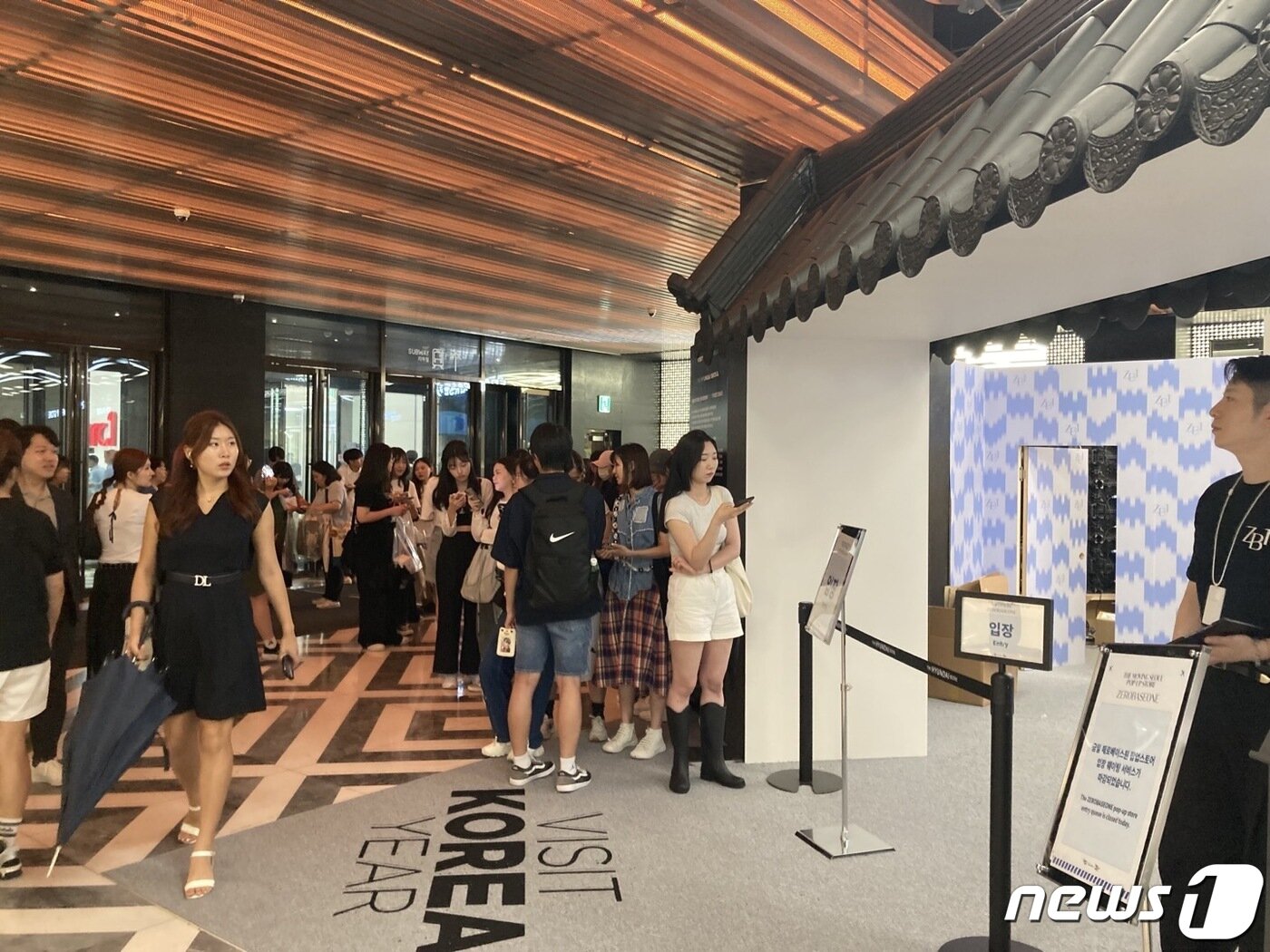 본문 이미지 - 10일 서울 영등포구 더현대서울에 입점한 제로베이스원 팝업스토어 앞 입장 대기줄. ⓒ 뉴스1 윤주영 기자