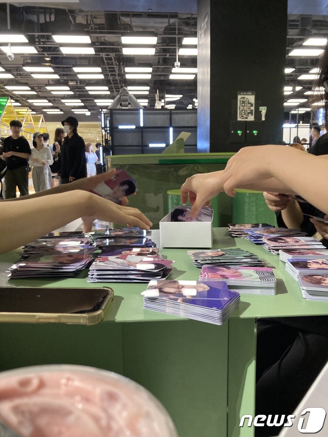 본문 이미지 - 10일 더현대서울 K-컬처 릴레이 팝업스토어 인근 샐러드 카페에서 굿즈를 정리하는 중국 관광객 ⓒ 뉴스1 윤주영 기자