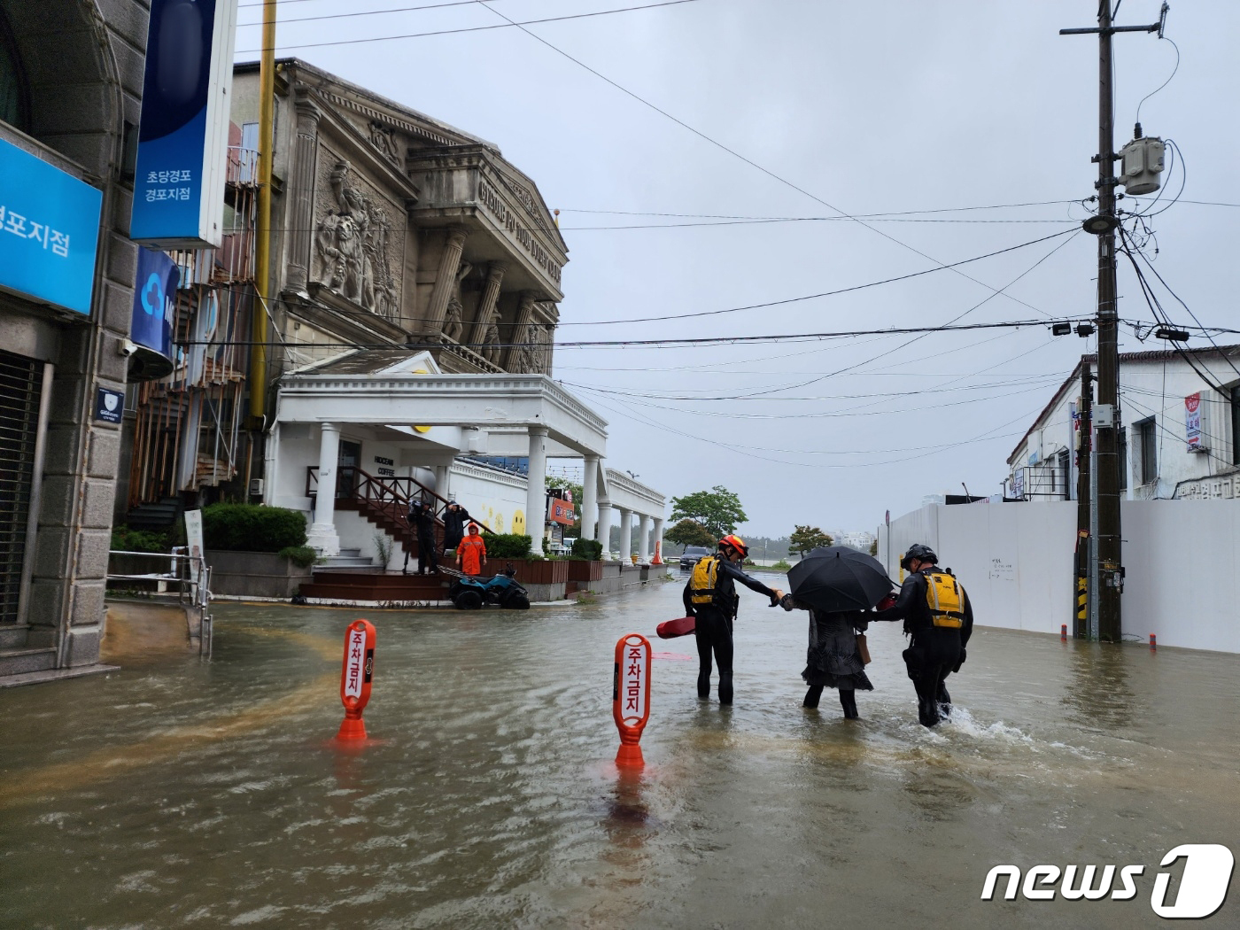 (서울=뉴스1) = 제6호 태풍 '카눈'이 북상한 10일 오후 강원도 강릉시 안현동에서 불어난 물에 도로가 침수, 소방대원이 주민을 대피시키고 있다. (소방청 제공) 2023.8. …