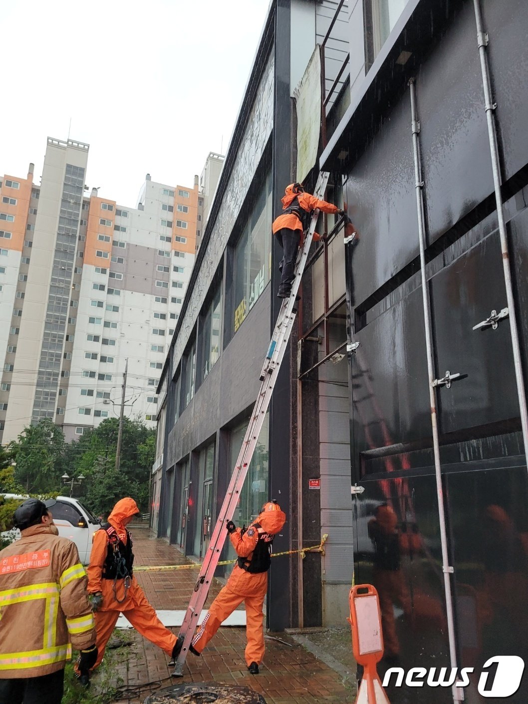 본문 이미지 - 10일 오후 6시24분께 인천시 동구 송림동에서 태풍 영향으로 한 건물 간판이 추락하려 한다는 신고가 119로 접수돼 소방대원들이 안전조치 하고 있다.(인천소방본부 제공)2023.8.10/뉴스1 ⓒ News1 박아론 기자
