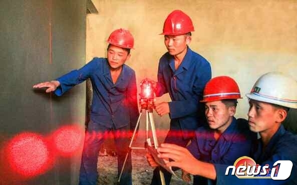 (평양 노동신문=뉴스1) = 북한 노동당 기관지 노동신문은 11일 서포지구 새 거리 건설을 맡은 청년건설자들을 조명하며 "날마다 위훈을 창조하고 있다"면서 "각지 청년 돌격대원들의 …