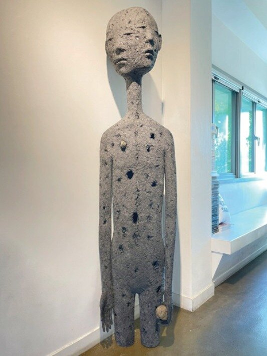 본문 이미지 - 지금 우리Now Us, 2023, 종이 외 혼합재료 Mixed media, 176x46x40cm ⓒ 2023 You Mee Lee / dorossy