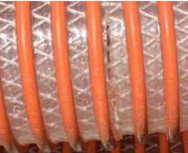 본문 이미지 - 후쿠시마 제1 원자력발전소에서 오염수를 한 탱크에서 다른 탱크로 옮길 때 쓰인 호스. 4㎝가량 까만 점선처럼 보이는 균열이 간 것을 확인할 수 있다. (출처 : 도쿄전력)