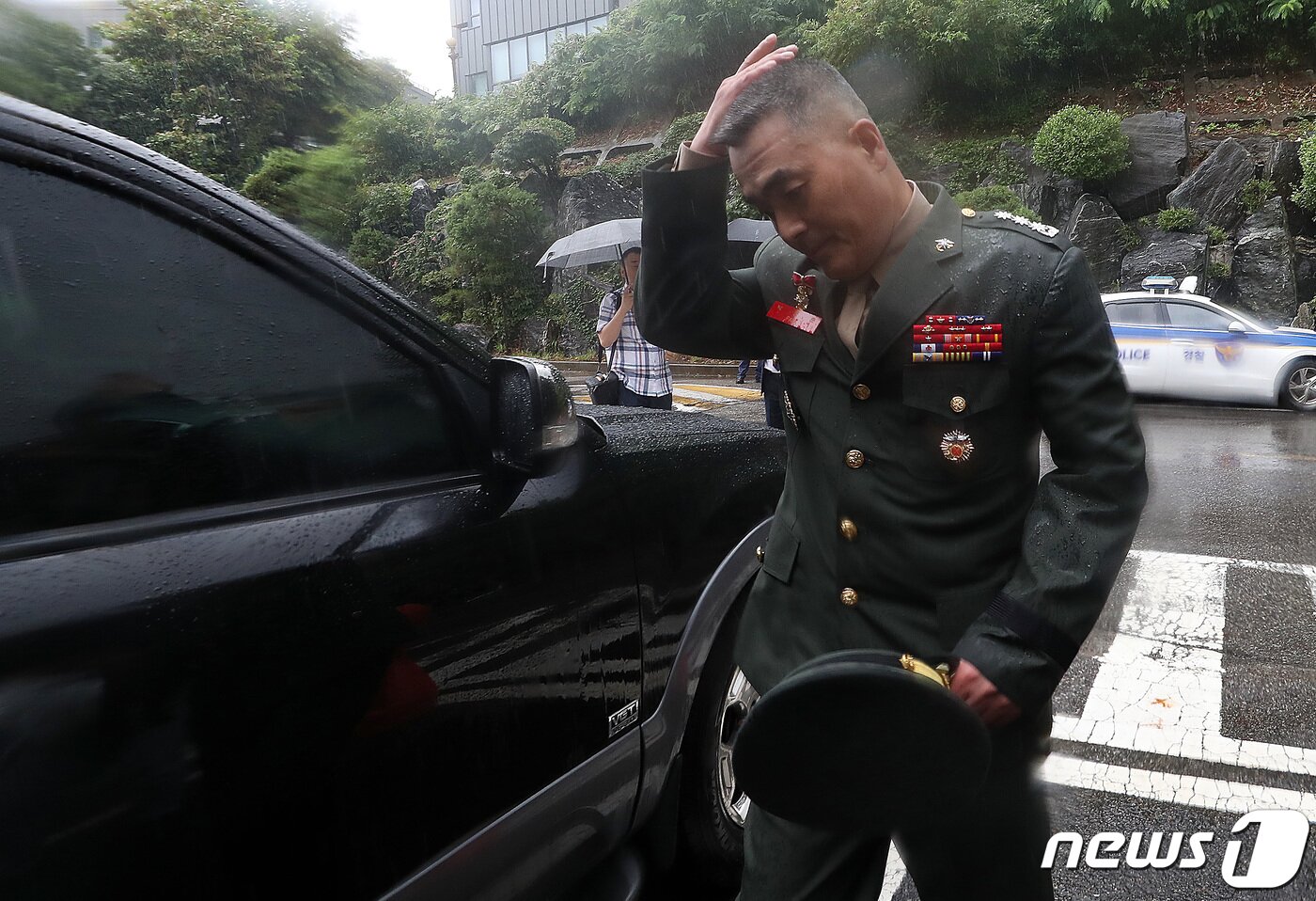 본문 이미지 - 지난달 집중호우 피해 실종자 수색작전 중 순직한 고&#40;故&#41; 채수근 상병 사고 조사결과 보고서를 경찰에 이첩했던 박정훈 전 해병대 수사단장&#40;대령&#41;이 2023년 8월11일 오전 용산구 국방부 소재 국방부 검찰단에 출석해 입장을 밝힌 뒤 이동하고 있다. 2023.8.11/뉴스1 ⓒ News1 이동해 기자