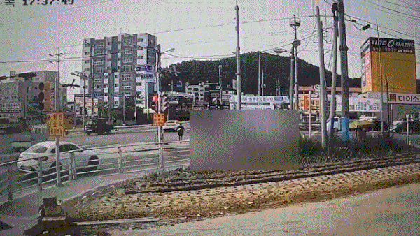 본문 이미지 - 지난 5월18일 오후 4시50분쯤 충북 음성군 감곡사거리에서 승용차가 인도를 걷던 여학생 2명을 들이받았다.(독자 송영훈씨 제공).2023.05.18./뉴스1