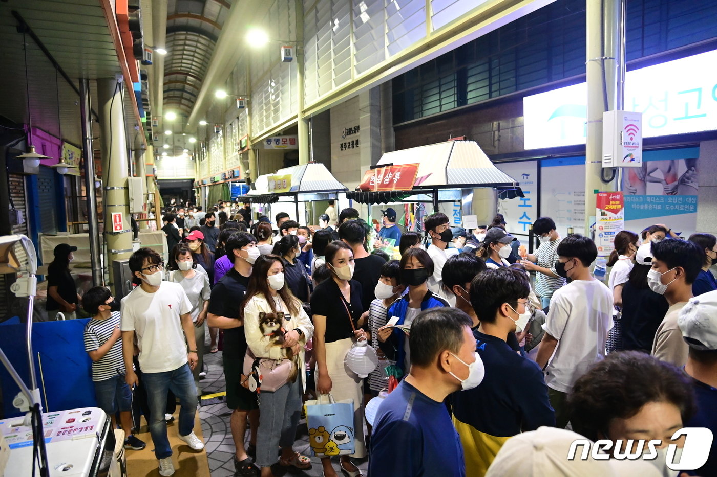 본문 이미지 - 진주 올빰야시장&#40;진주시 제공&#41;.