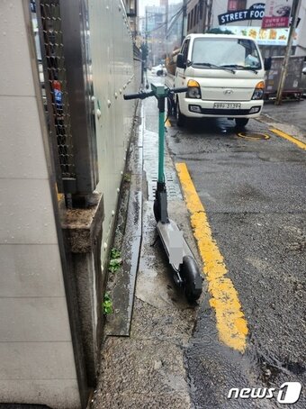 본문 이미지 - 서울 강남역 뒷쪽 도로변에 공유형 전동킥보드가 방치돼 있다 ⓒ News1 서상혁 기자