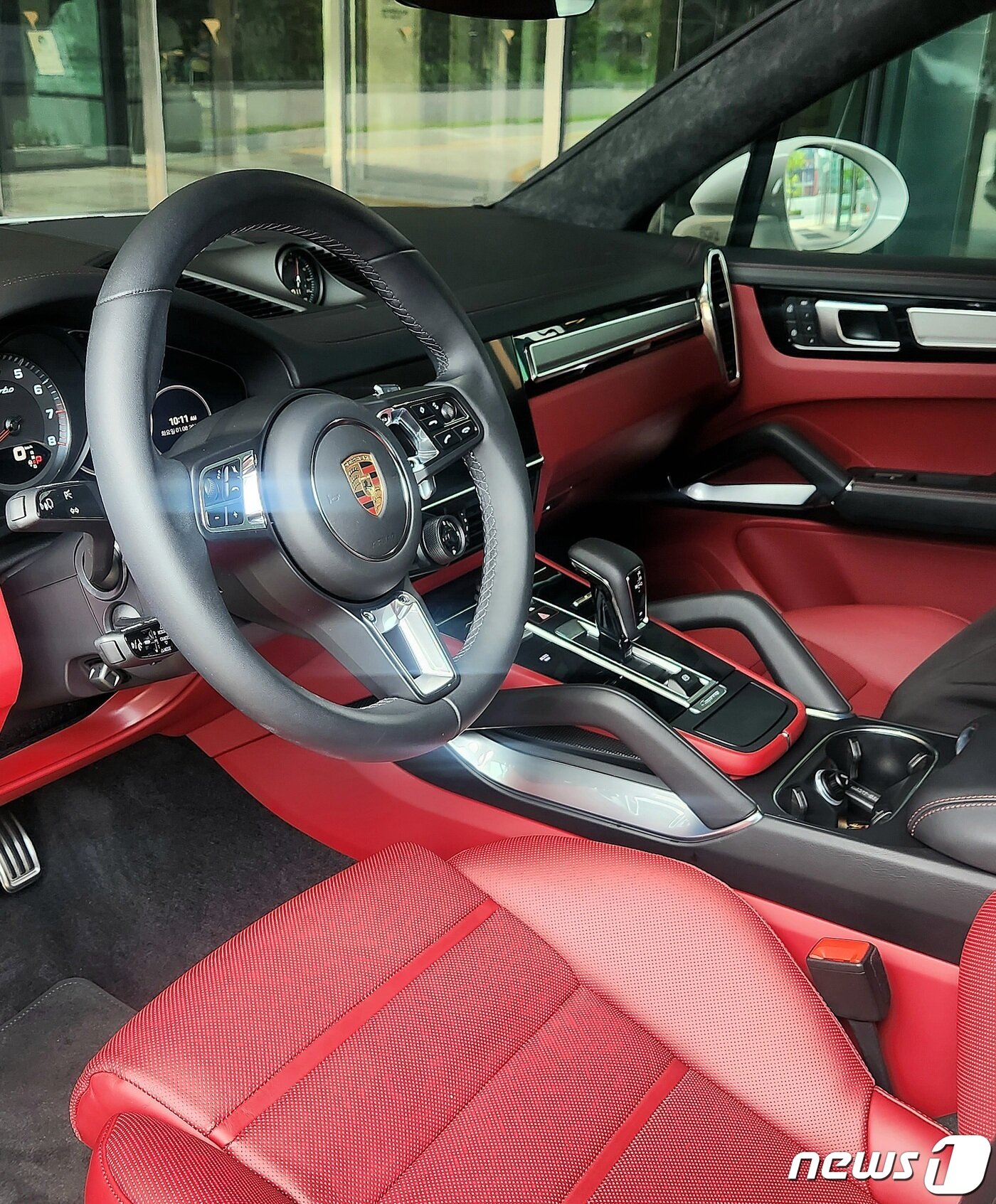 본문 이미지 - 포르쉐 카이엔 터보 쿠페 실내 모습./뉴스1 윤다혜 기자