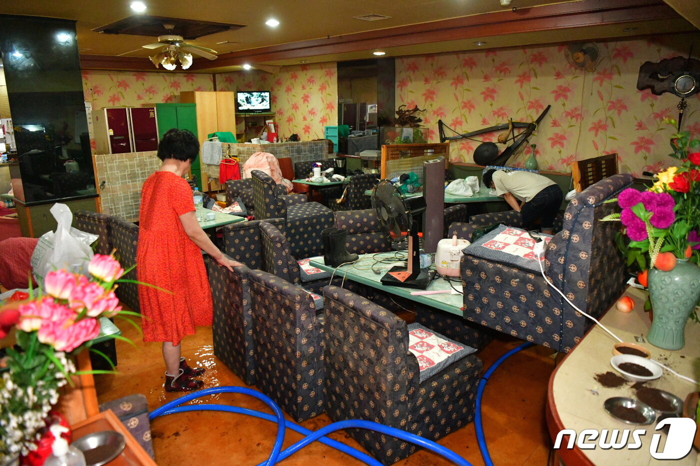 본문 이미지 - 10일 오전 강원 속초시 속초관광수산시장에서 상인들이 전날 물난리 흔적을 위한 청소에 한창이다.(속초시 제공) 2023.8.11/뉴스1