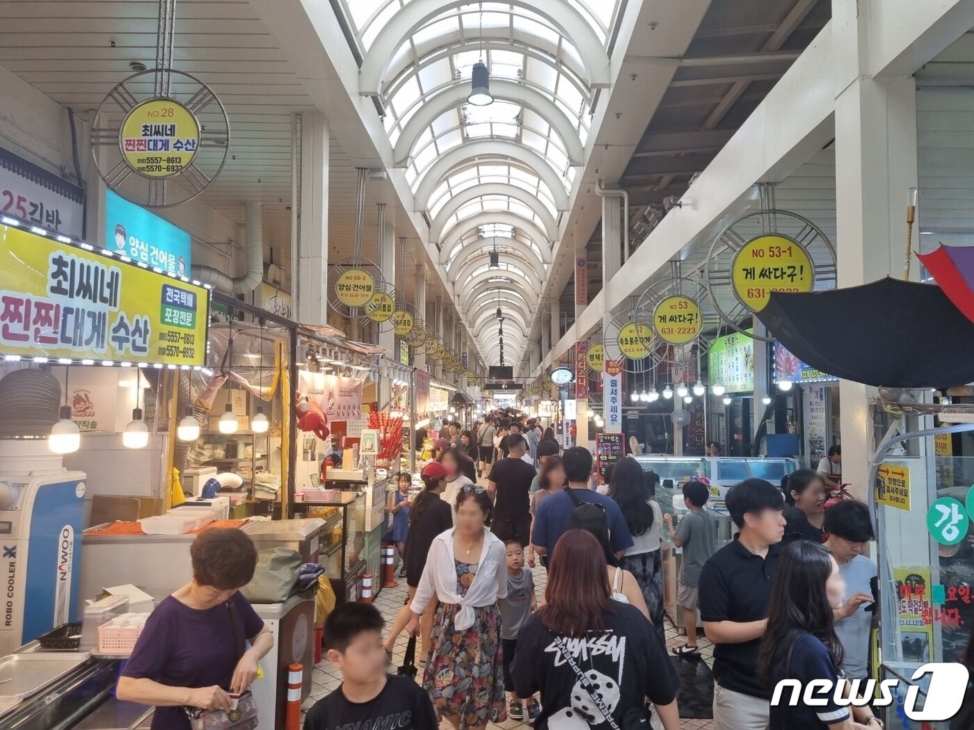 본문 이미지 - 10일 강원 속초시 관광수산시장에 관광객들로 가득 찬 모습이다. 해당 시장은 전날 제6호 태풍 '카눈'의 영향으로 피해를 입었으나, 상인들의 노력으로 정상화에 속도가 붙고 있다. 2023.8.11/뉴스1 윤왕근 기자