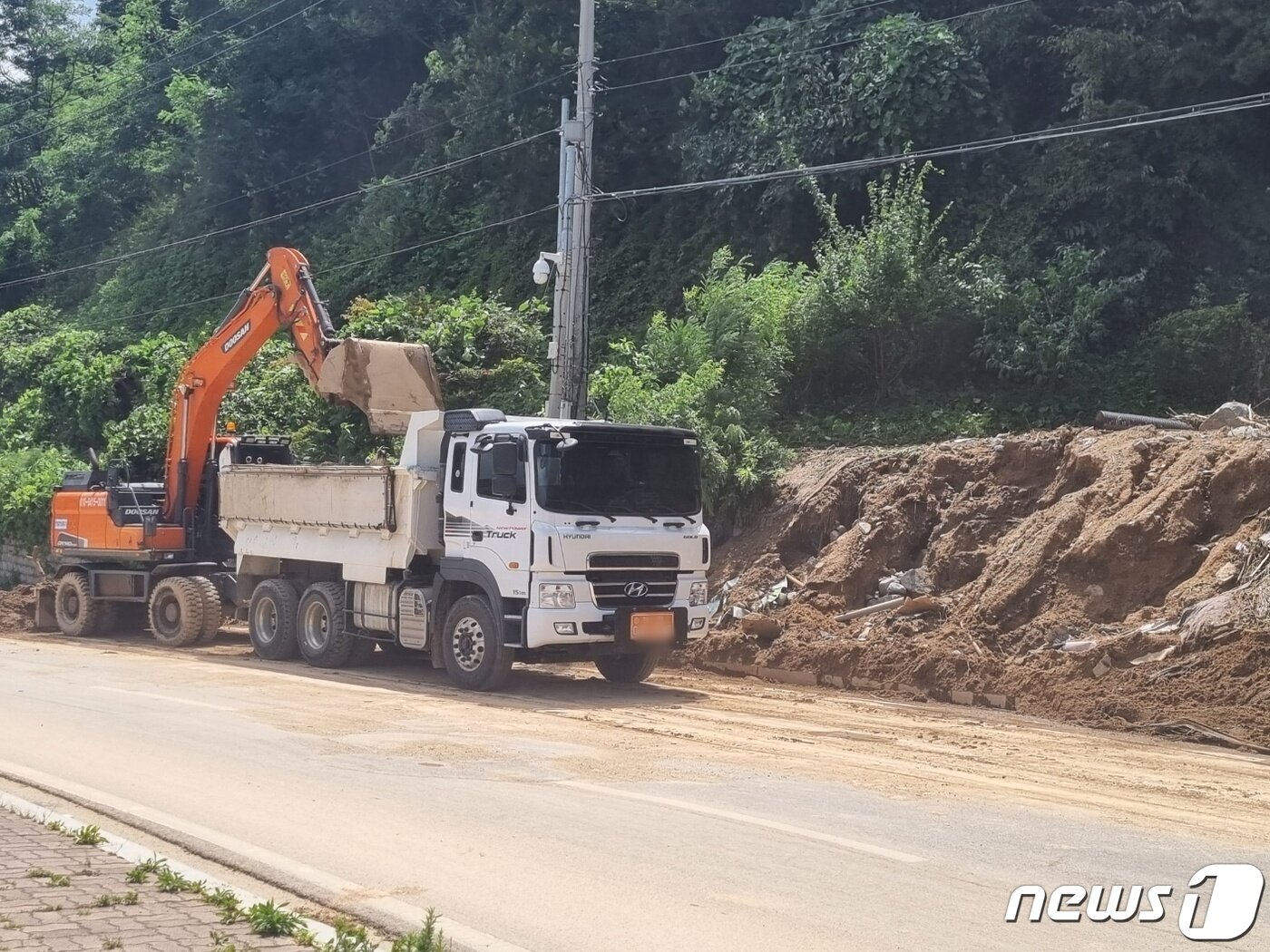 본문 이미지 - 10일 오전 강원 속초시 외옹치해변 인근 해안도로에 복구장비들이 전날 태풍 영향으로 발생한 산사태 흔적을 치우는데 한창이다.2023.8.11/뉴스1