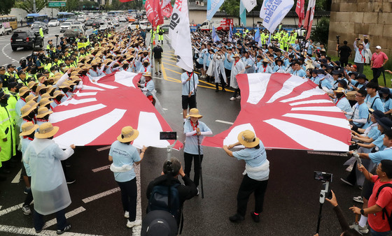 또 나타난 경기장 욱일기 망령…日 "우리가 잘하니 배 아픈 한국인들 시비"