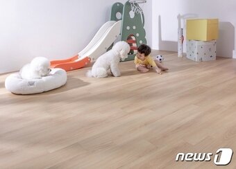 본문 이미지 - 이건마루 신제품 ‘세라 베이직’의 베이직 오크 색상 (이건산업 제공)