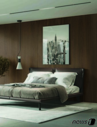 본문 이미지 - 침실 벽면에 '홈씨씨 인테리어필름'을 적용한 모습 (KCC글라스 제공)